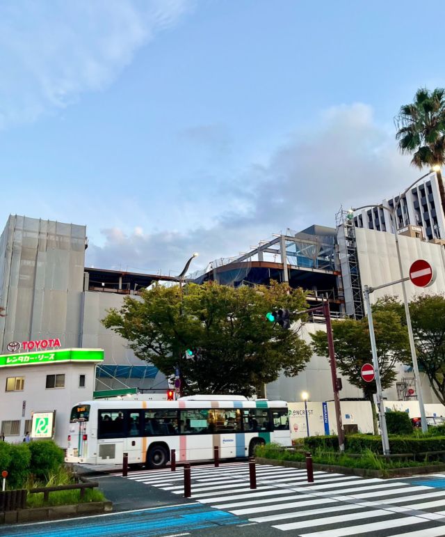 本日の#OHASHIHILL 新築工事現場の
様子をお届けします🏗️

建物全区画の鉄骨が屋上まで立ち上がり、
現在は#床躯体工事 と並行して、
#床コンクリート の打設を行なっております👷‍♂️✨

躯体工事:建築物の主要な構造部である骨組みを作る工事
コンクリート打設:コンクリートを枠に流し込み打ち固める作業
==================================
▶︎ゆめアール大橋跡地活用事業
▶︎2025年春開業予定 複合施設「OHASHI HILL」
▶︎福岡市南区大橋1-3-3

#福岡市南区 #西鉄大橋駅 #東口ロータリー
#商業施設 #複合施設 #新築工事 #工事現場 #気になる中の様子 #えんホールディングスグループ