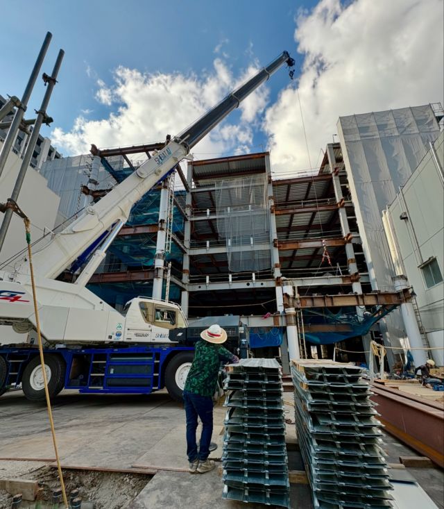 本日の#OHASHIHILL 新築工事現場の
様子をお届けします🏗️

鉄骨#建て方 も残すところ駐車場スロープ区画のみとなり、
現在は並行して#床躯体工事 と#外壁工事 を行っております👷‍♂️

建て方:鉄骨などの構造部材を組み立てる作業
床躯体工事:建物の床を仕上げる工事
外壁工事:建物の屋外側の壁に関する工事
==================================
▶︎ゆめアール大橋跡地活用事業
▶︎2025年春開業予定 複合施設「OHASHI HILL」
▶︎福岡市南区大橋1-3-3

#福岡市南区 #西鉄大橋駅 #東口ロータリー
#商業施設 #複合施設 #新築工事 #工事現場 #気になる中の様子 #えんホールディングスグループ